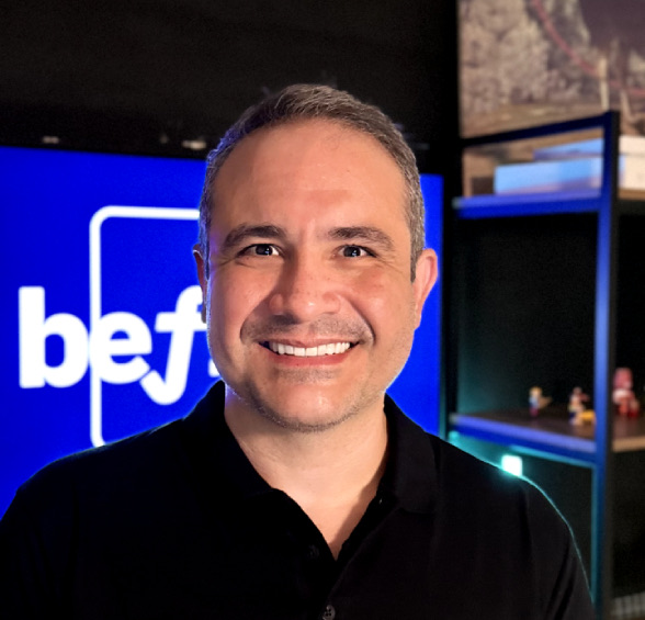 Pedro Duarte smiling in front of a blue panel with the Befree logo
